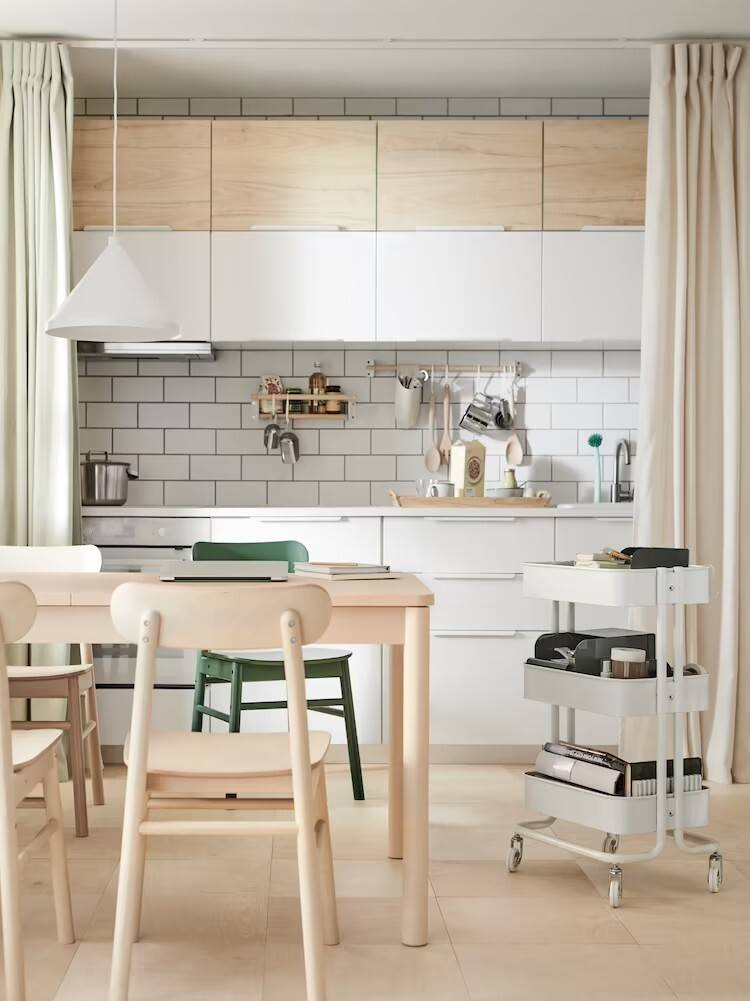 Cocina pequeña con carrito RÅSKOG de IKEA.