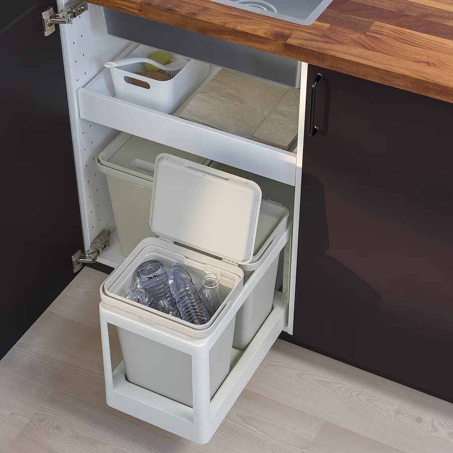 Ideas de IKEA para pisos pequeños 2022. Cocina pequeña con cubo de basura HÅLLBAR.