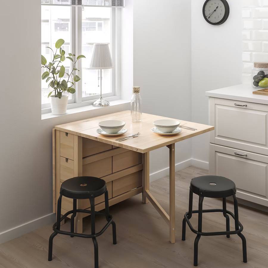 Ideas de IKEA para pisos pequeños 2022. Cocina pequeña con mesa de cocina plegable NORDEN.