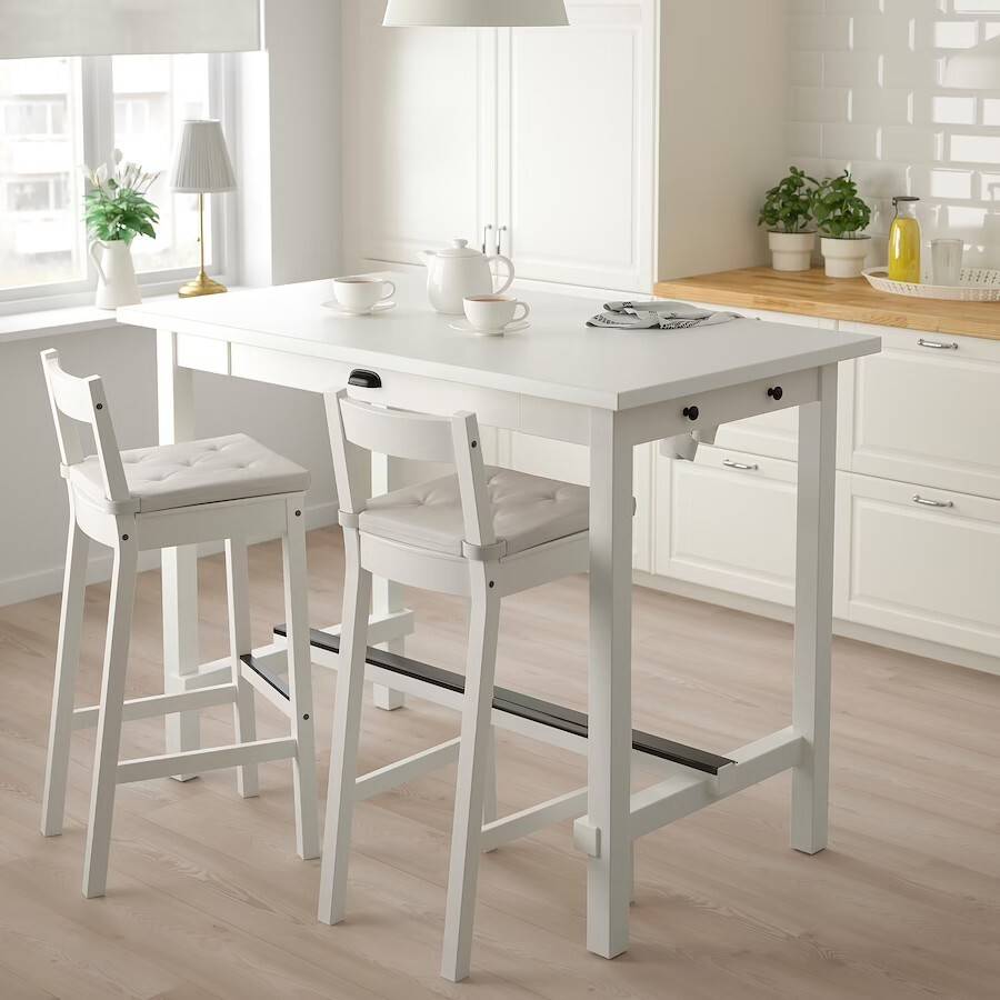 Ideas de IKEA para pisos pequeños 2022. Cocina pequeña con mesa alta NORDVIKEN.