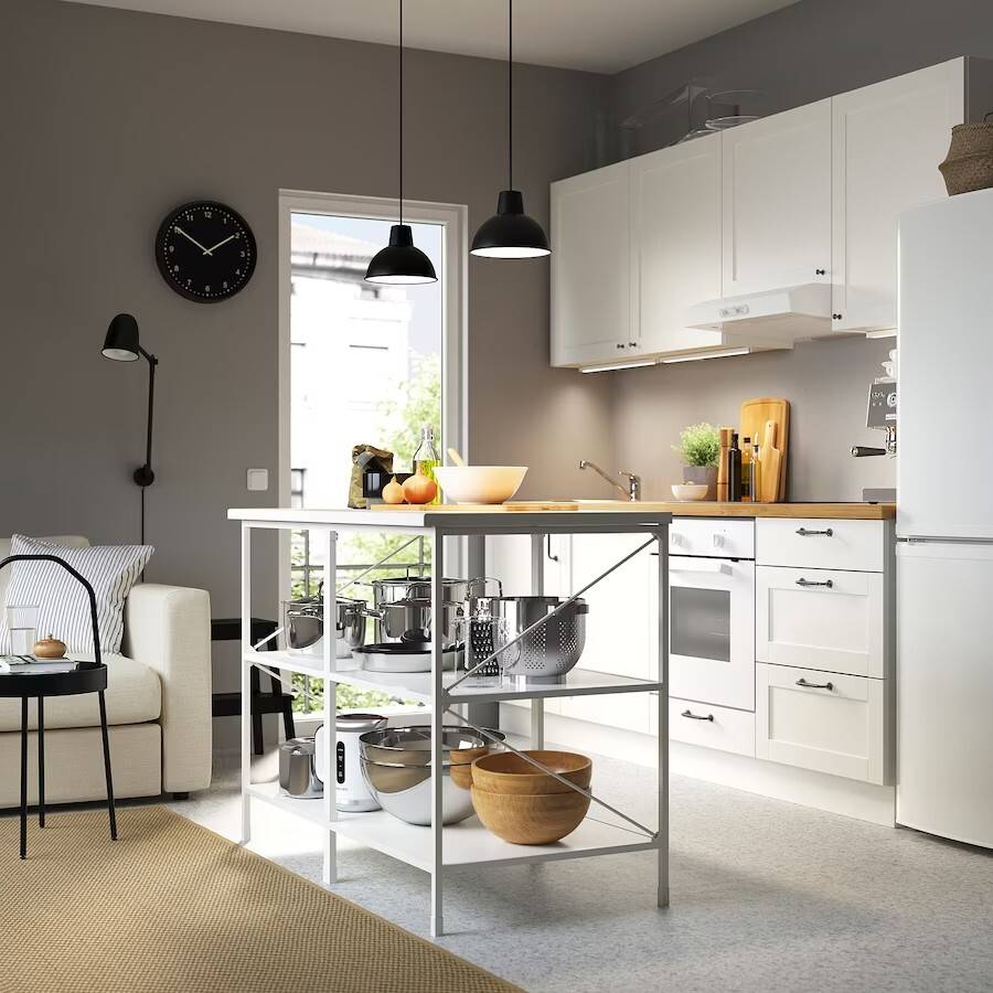 Cocina pequeña ENHET de color blanco con isla de IKEA.