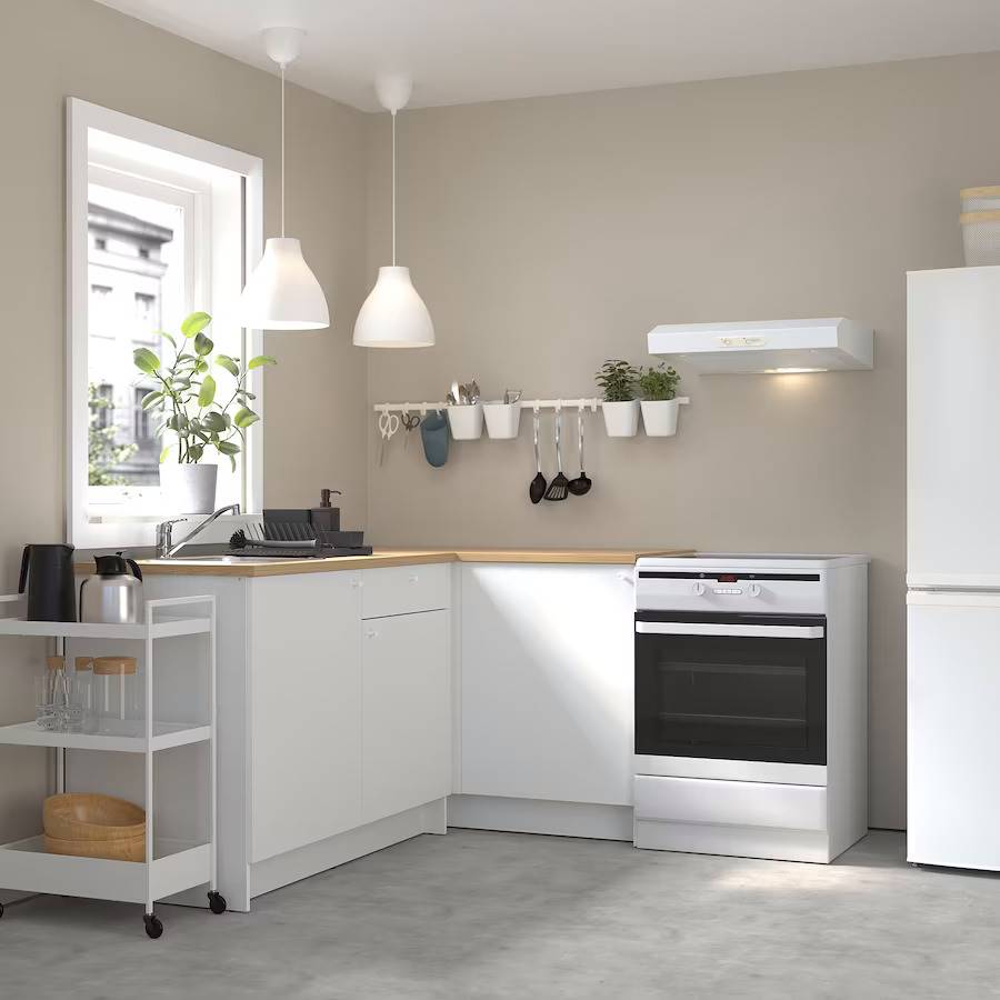 Ideas de IKEA para pisos pequeños 2022. Cocina pequeña en esquina en blanco KNOXHULT.