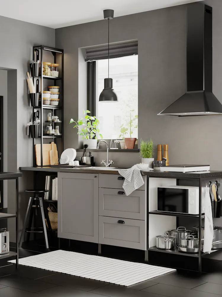 Ideas de IKEA para pisos pequeños 2022. Cocina pequeña ENHET en gris sin armarios altos.