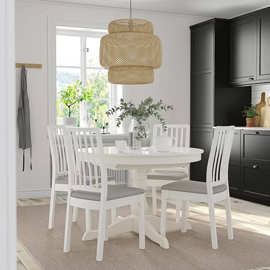 Ideas de IKEA para pisos pequeños 2022. Comedor pequeño con mesa extensible INGATORP y sillas EKEDALEN.