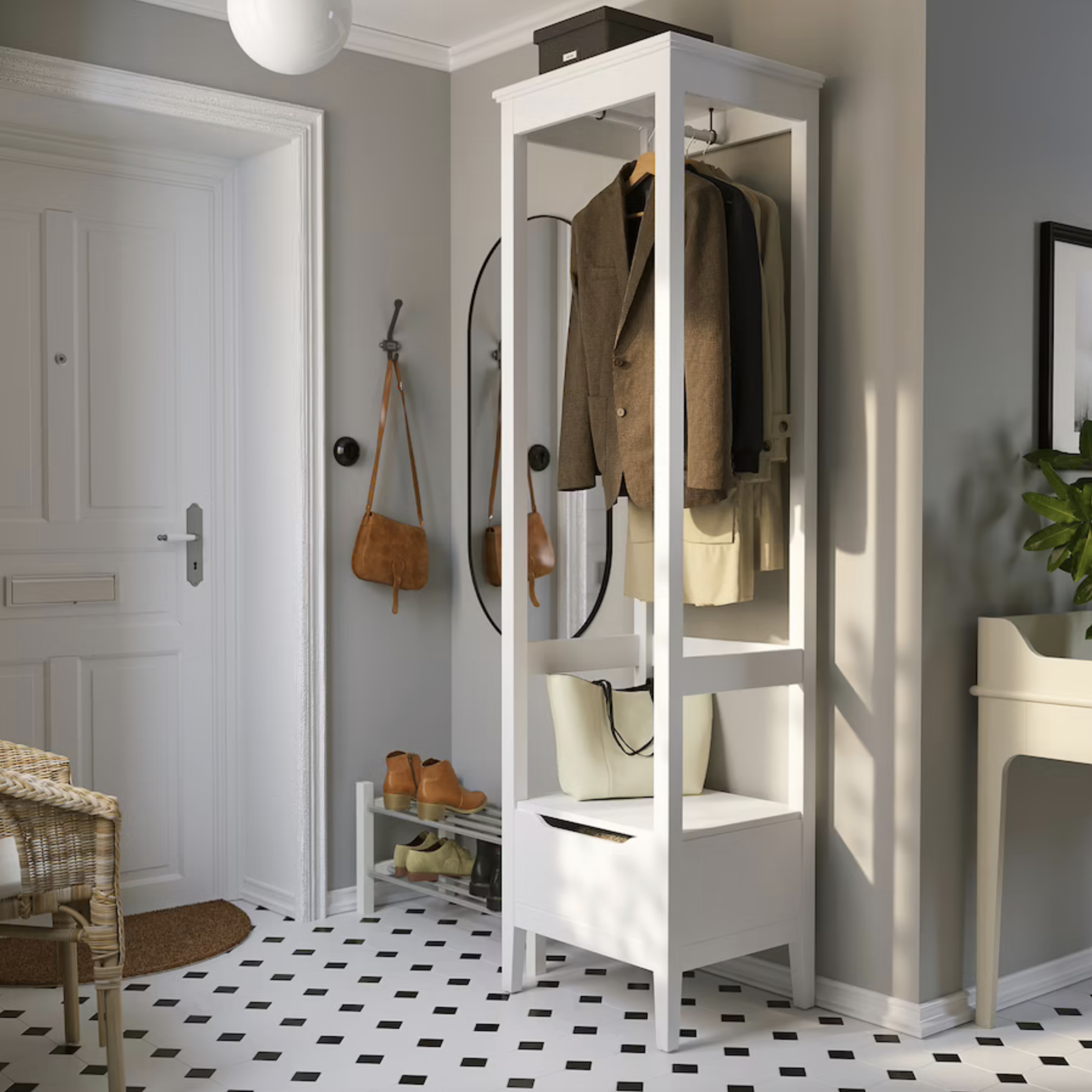 Ideas de IKEA para pisos pequeños 2022. Recibidor pequeño con armario abierto IDANÄS.