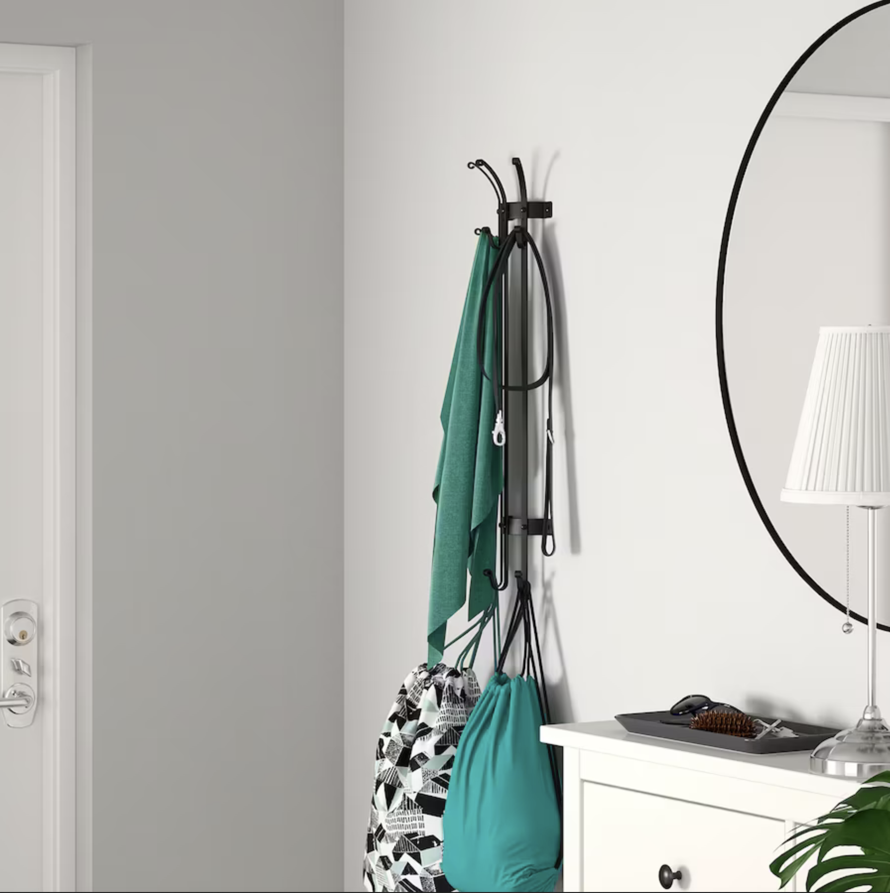 Ideas de IKEA para pisos pequeños 2022. Recibidor pequeño con el perchero vertical GULDHÖNA.
