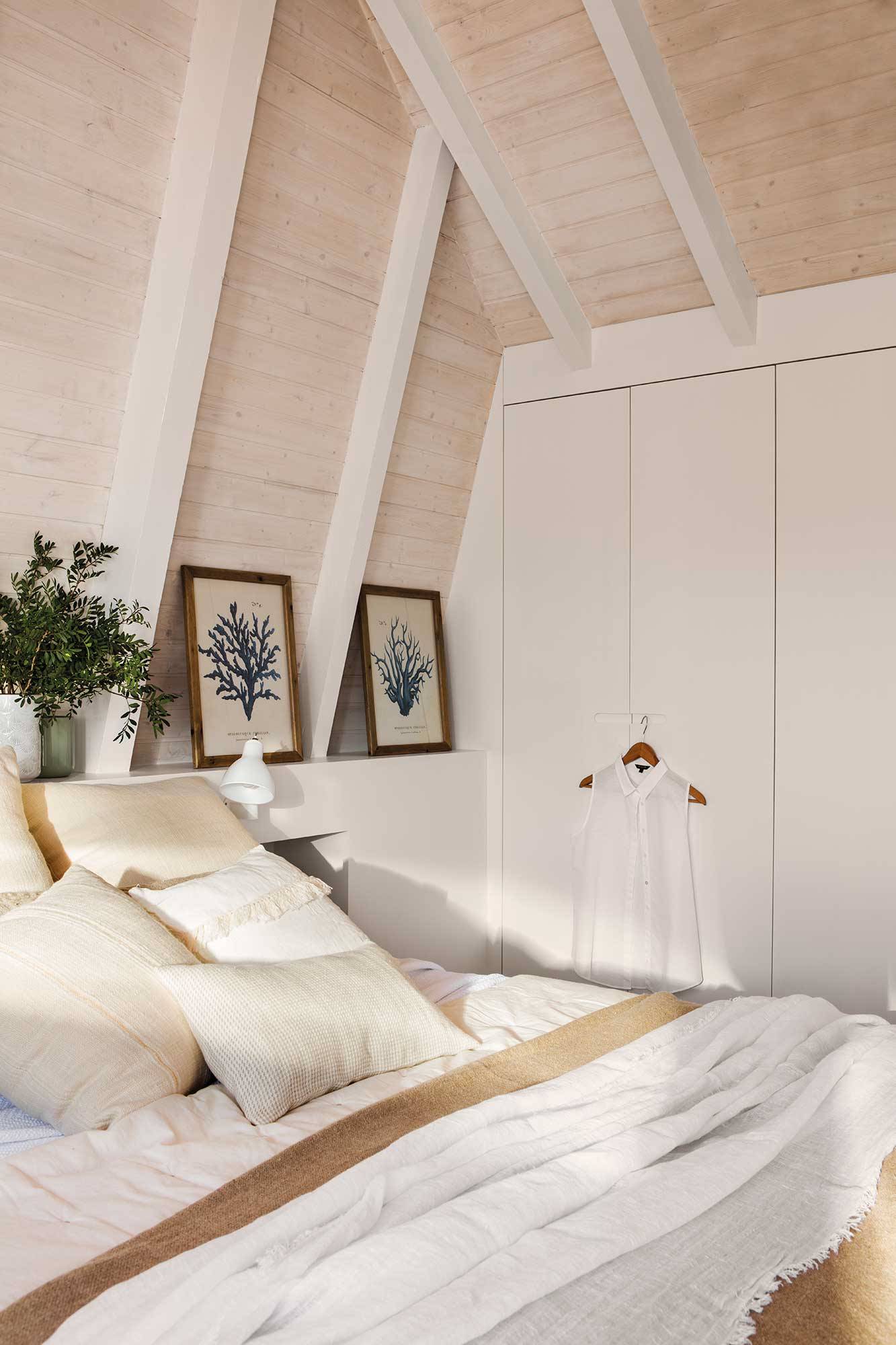 Dormitorio blanco abuhardillado revestido de madera 00513315
