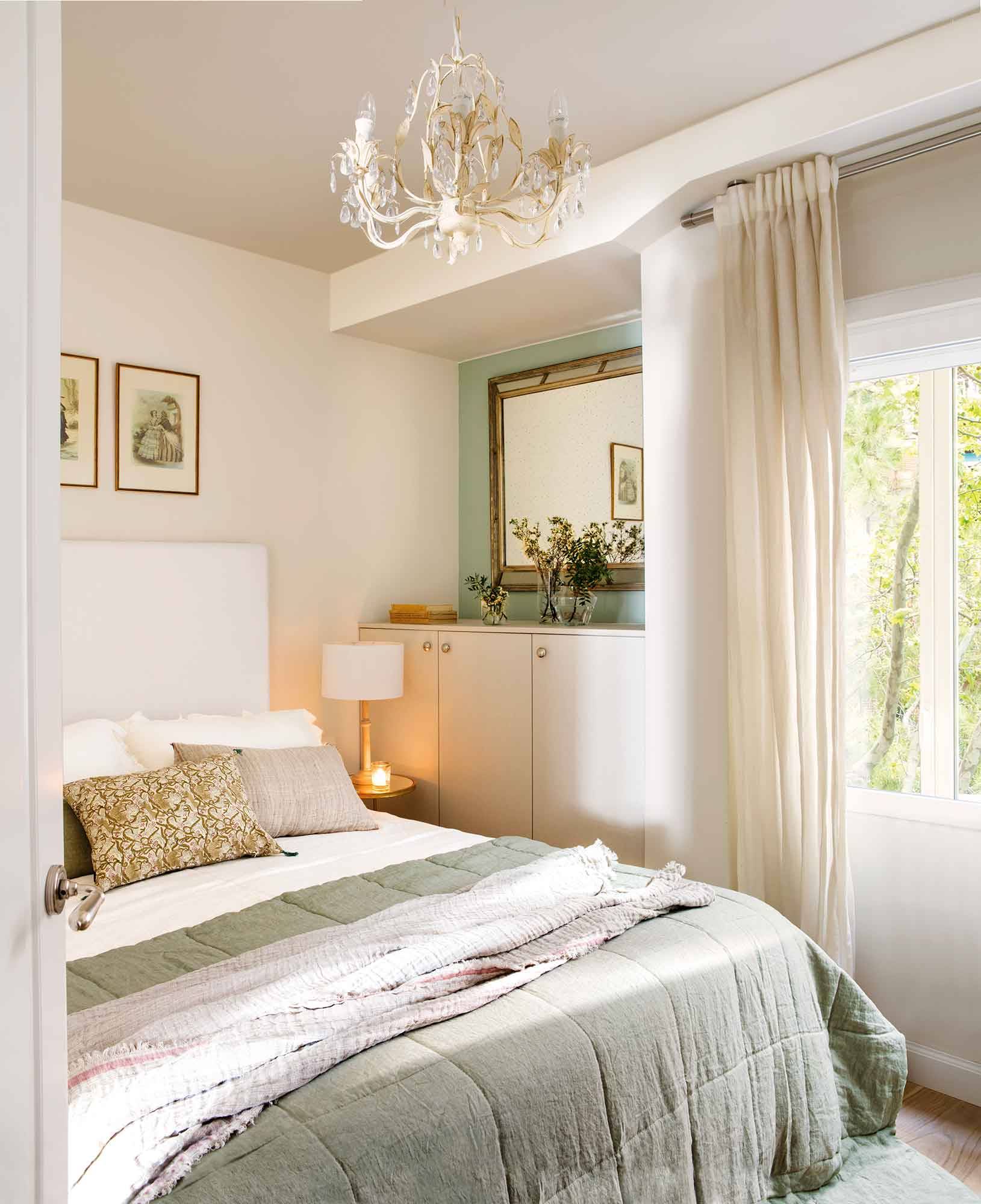 Dormitorio pequeño blanco con mueble bajo con armarios 00540245