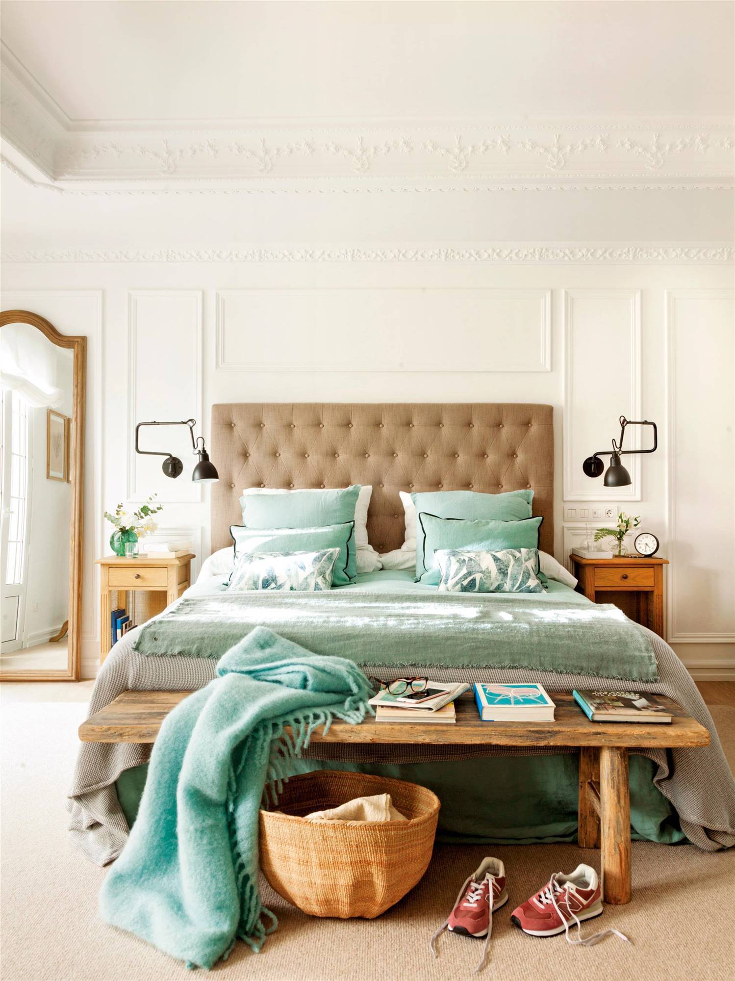 Dormitorio con molduras y cama con cabecero capitoné beige 00507001