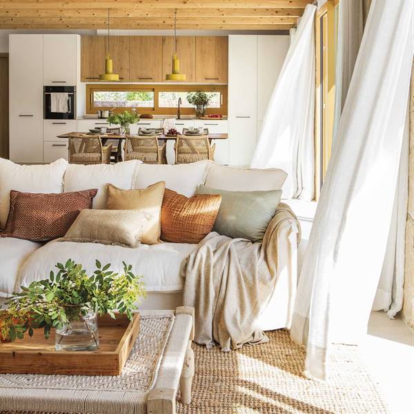 Una casa en Mallorca decorada con blanco y madera: aquí siempre son vacaciones