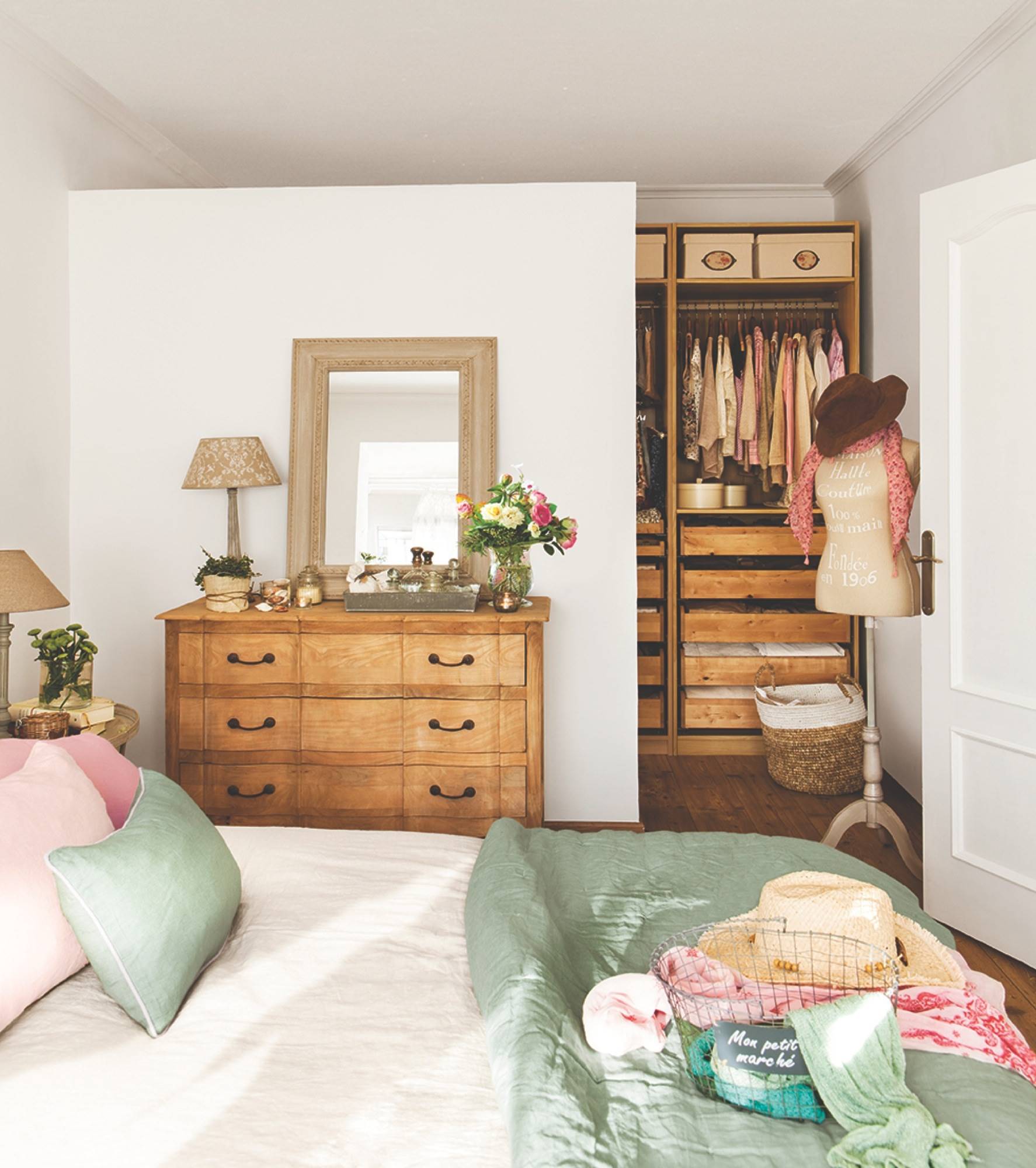 Dormitorio con cómoda de madera y vestidor 00411054