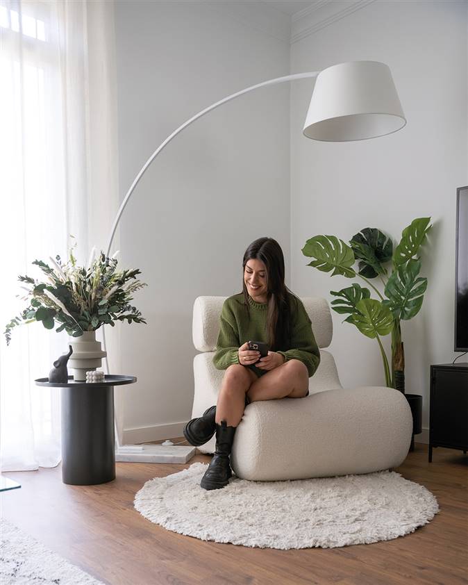 El piso de Dulceida en Madrid: Aida Domenech en un sillón de Kave Home