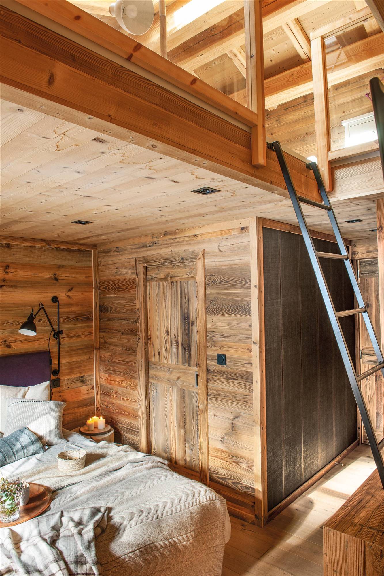 Dormitorio revestido de madera con altillo 00517204