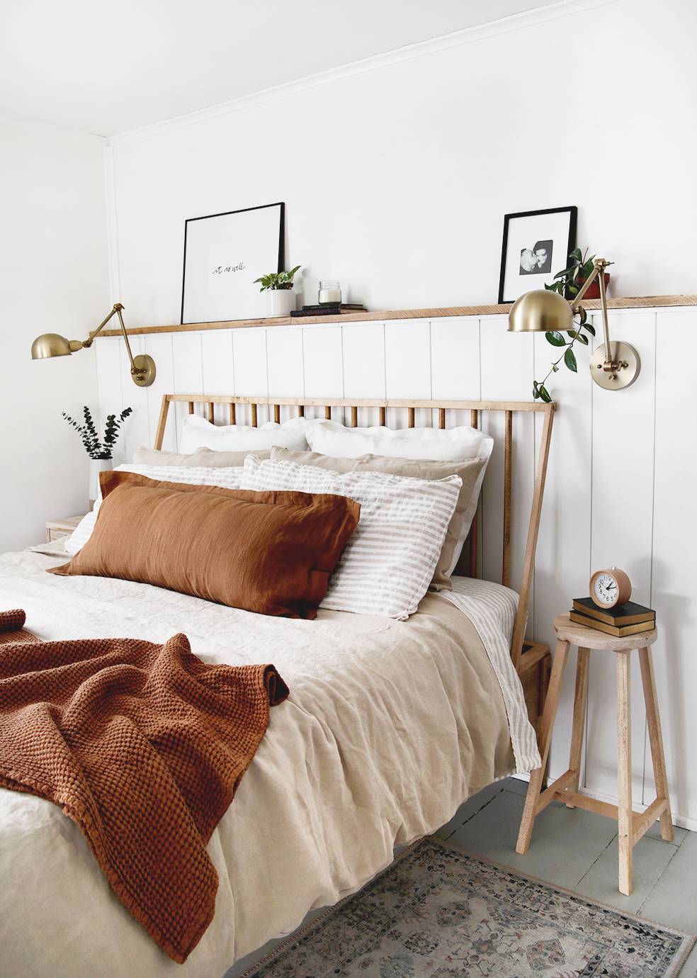 Dormitorio rústico con listones de madera en el cabecero de Pinterest