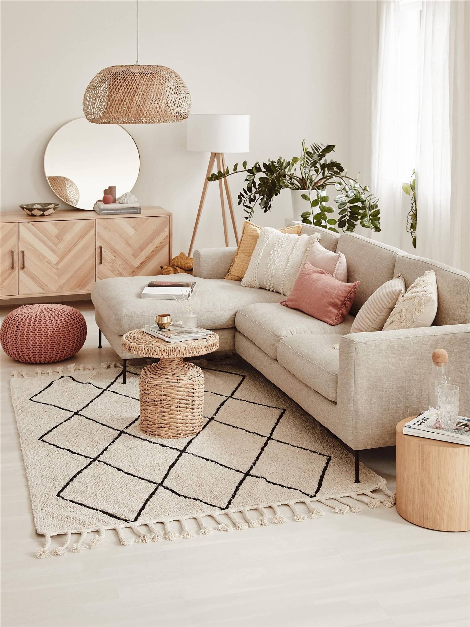 Salón de estilo boho con sofá con chaise longue beige de Pinterest