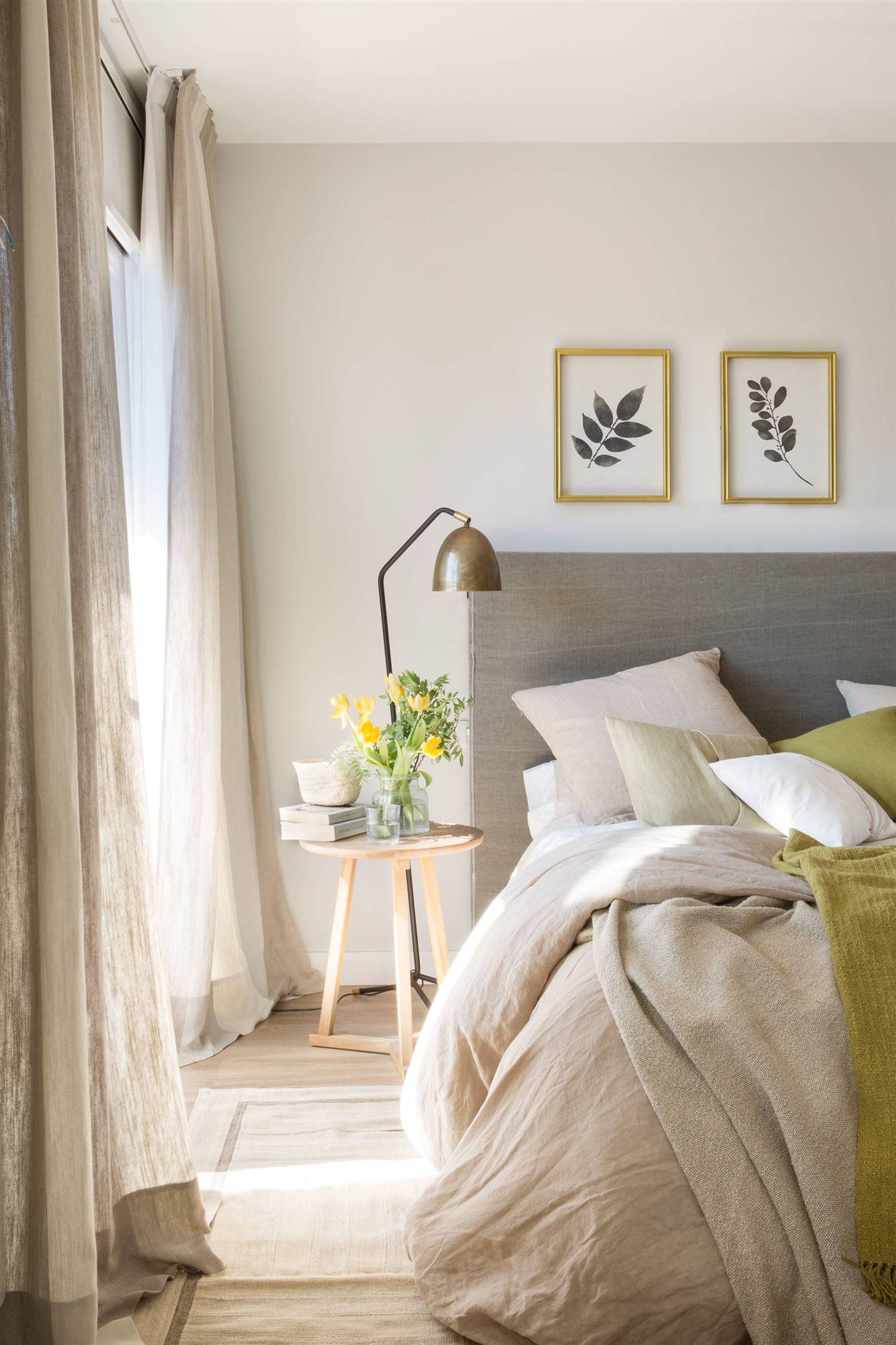 Dormitorio con cabecero de lino, mesita de noche de madera tipo taburete y cortinas de lino 00469272 O