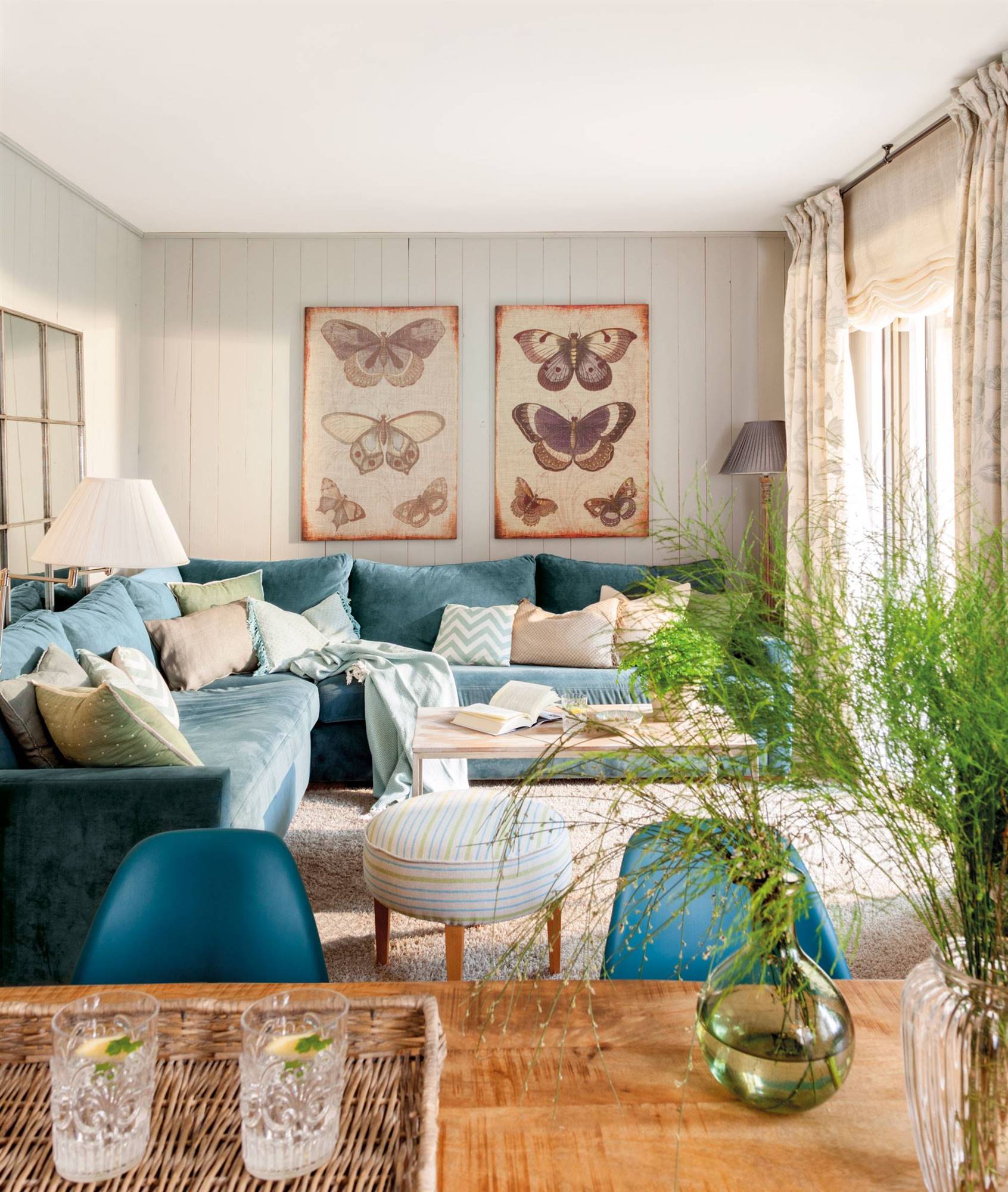 Ideas de decoración con un sofá verde turquesa en un salón de estilo clásico. 