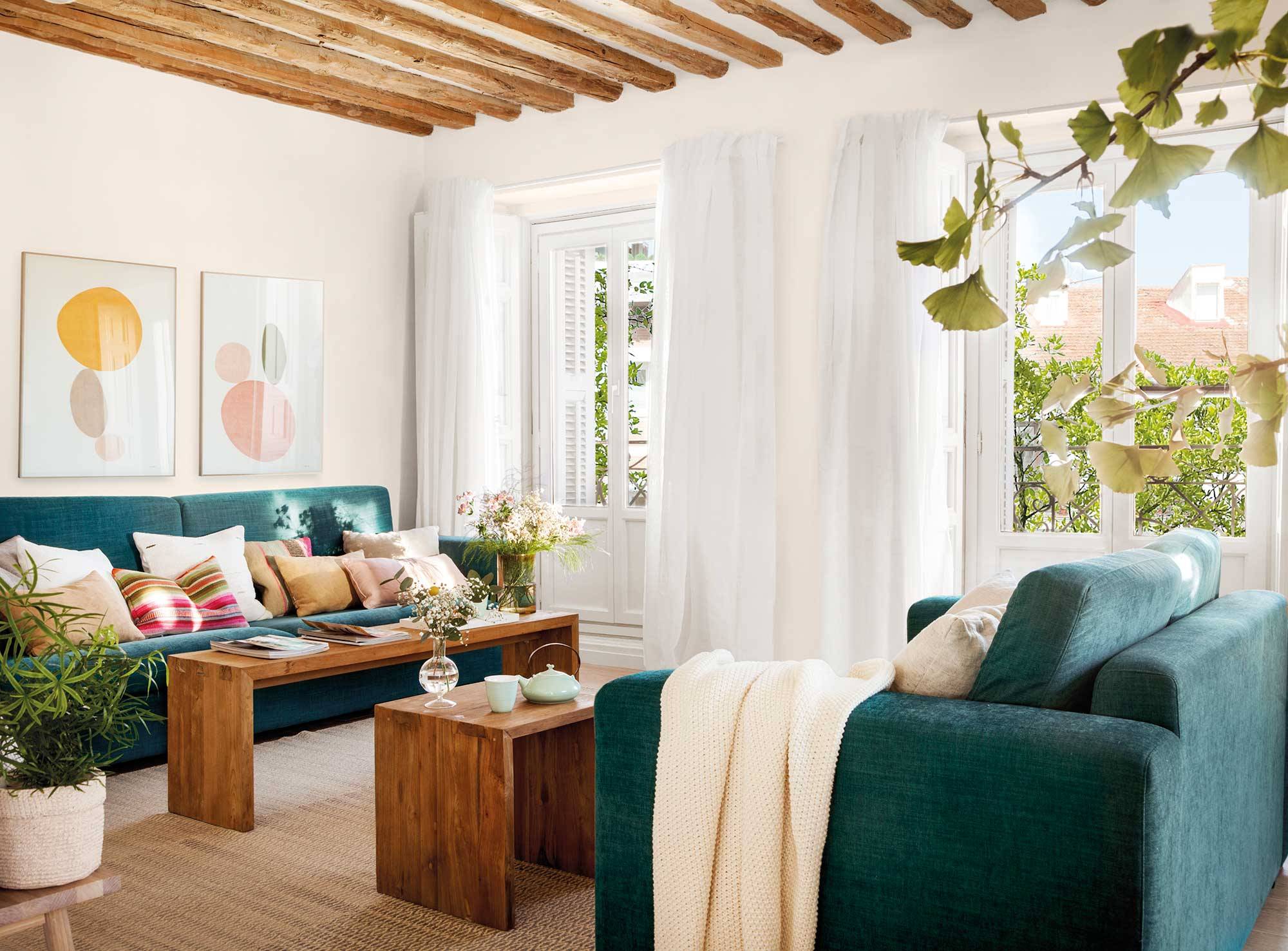 Ideas de decoración con sofás verdes en un salón moderno. 
