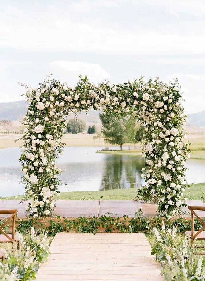 Ideas para bodas al aire libre: arco floral en boda al aire libre, Pinterest.