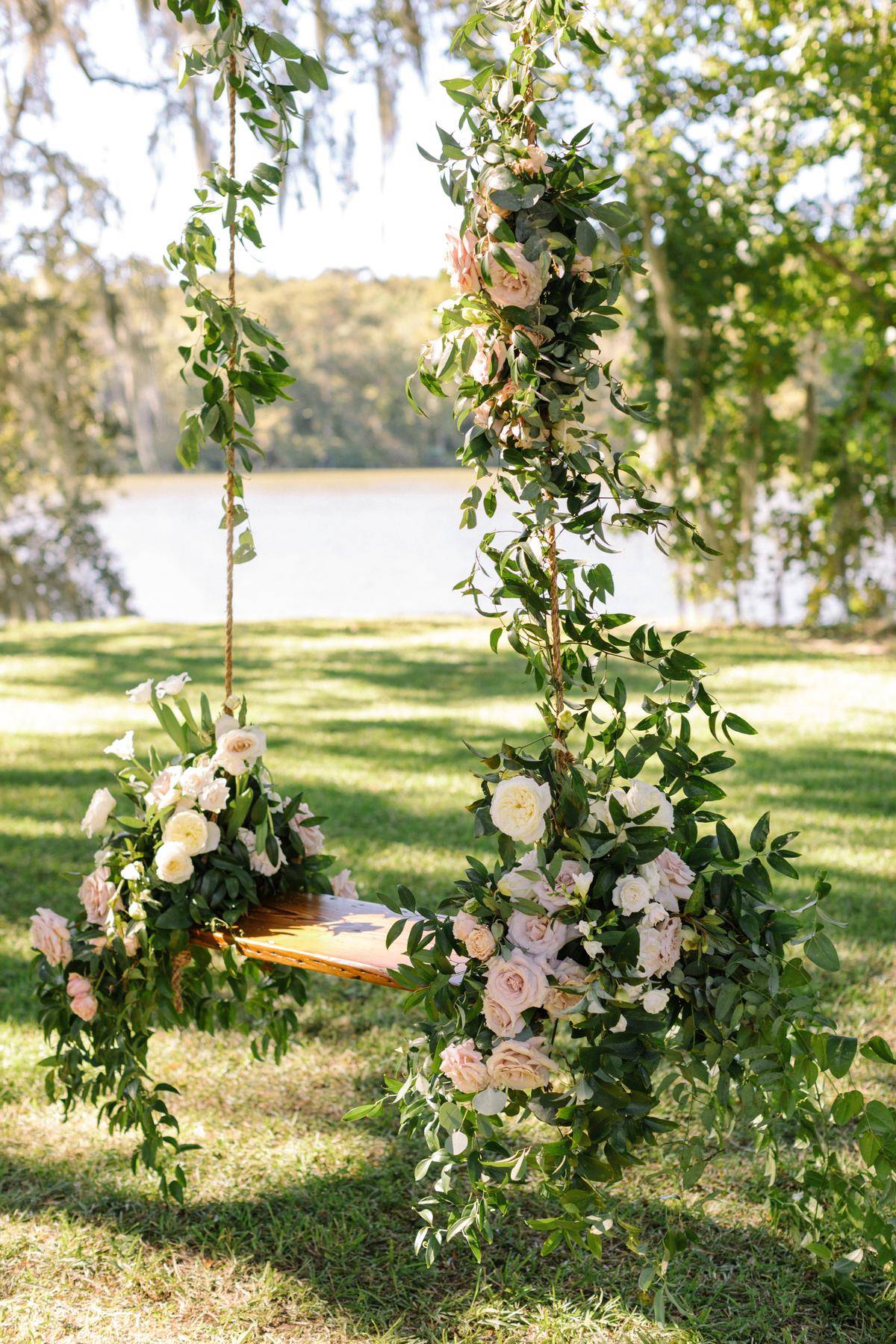 Decoración para bodas al aire libre: columpio decorado con flores, Pinterest.