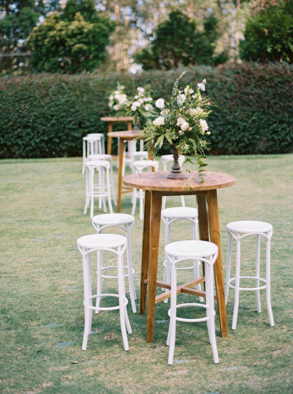 Decoración de boda al aire libre con mesas altas y taburetes, Pinterest