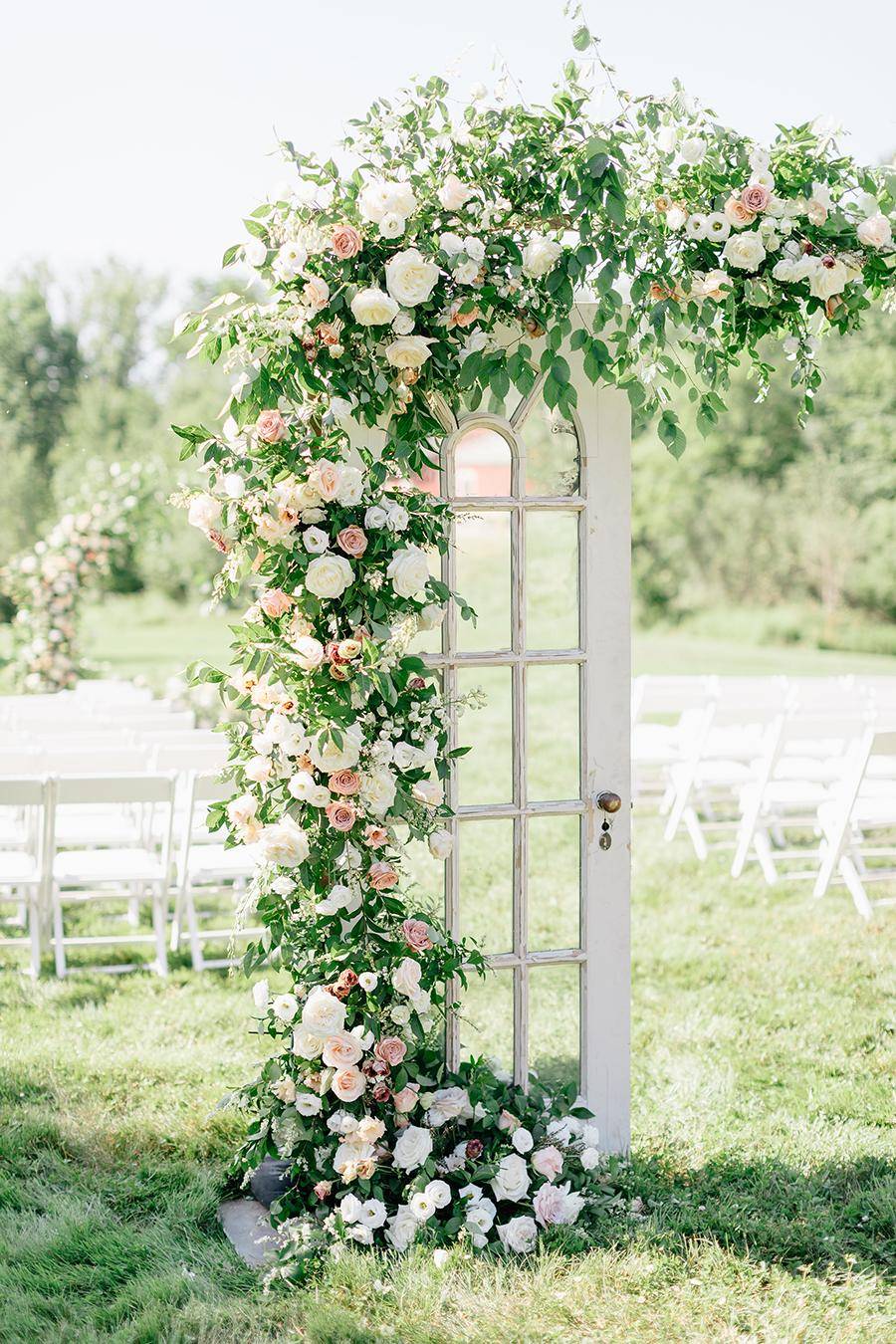 Decoración de boda al aire libre con puerta y guirnalda de flores, Pinterest.