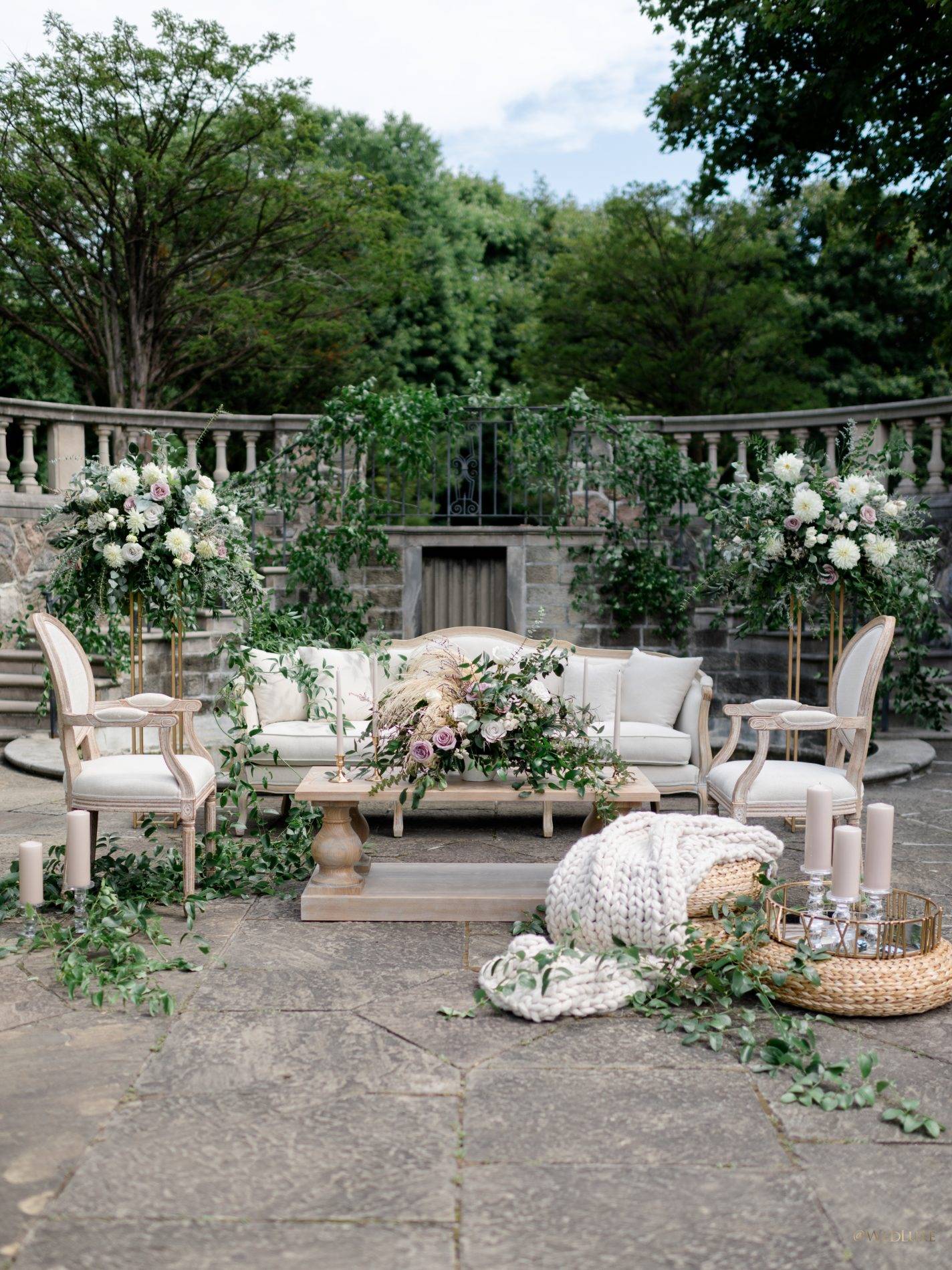 Zona de asientos decorada con flores en boda al aire libre, Pinterest