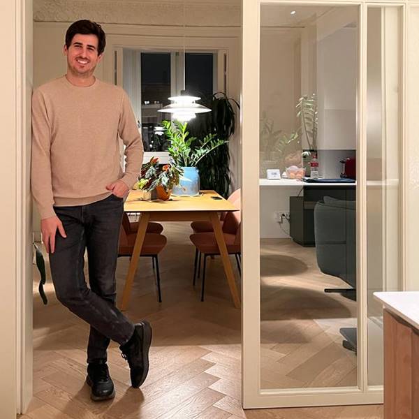 El lector Guillem Mercadé en su casa de Barcelona