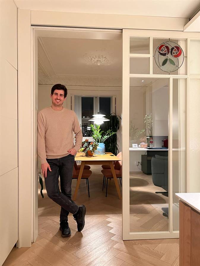 El lector Guillem Mercadé en su casa de Barcelona
