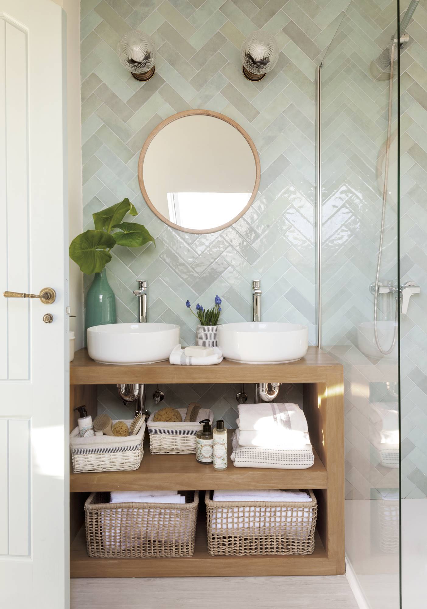 Cuarto de baño con paredes revestiddas con azulejos en espiga