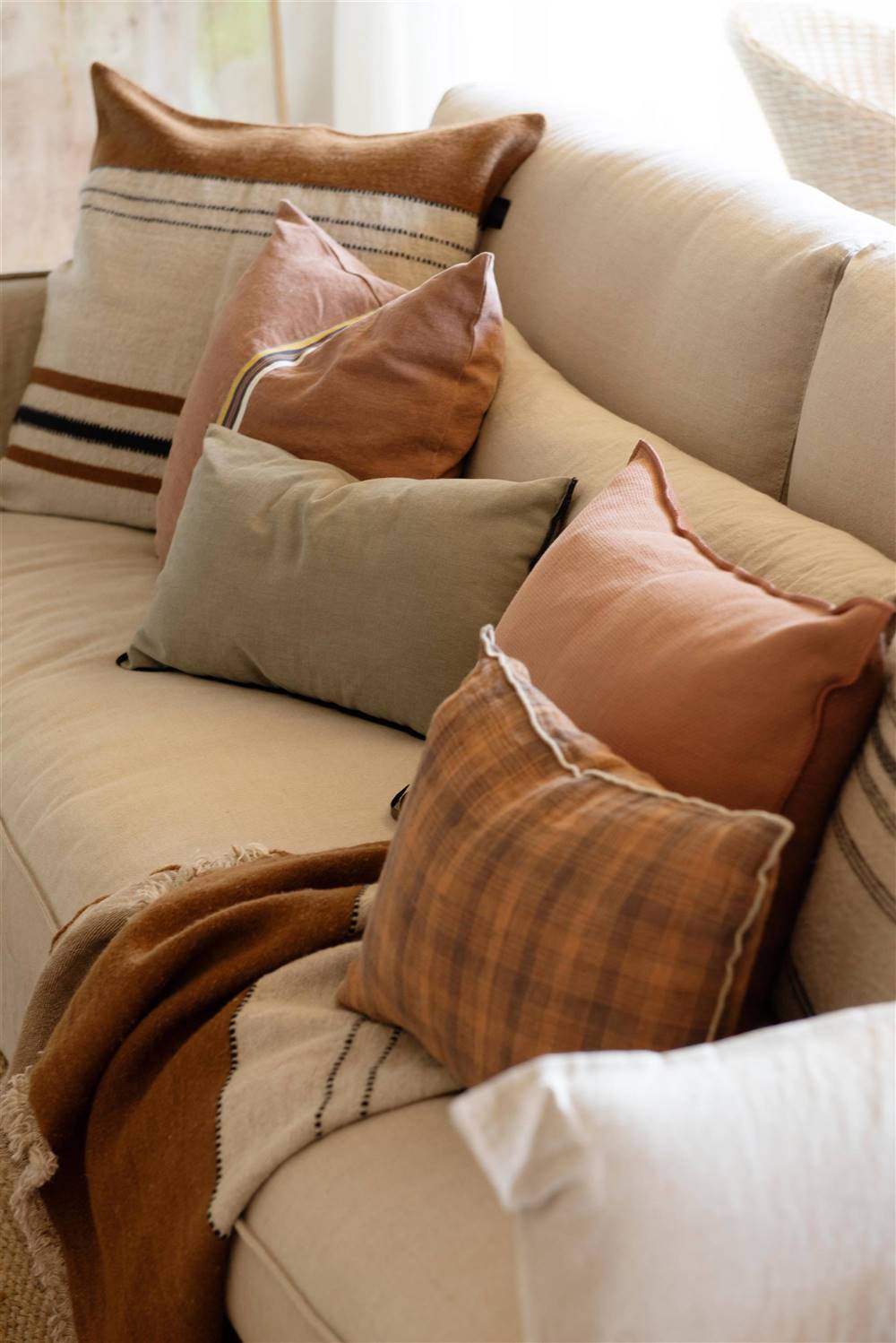 Simple and patterned cushions on the sofa 00531375