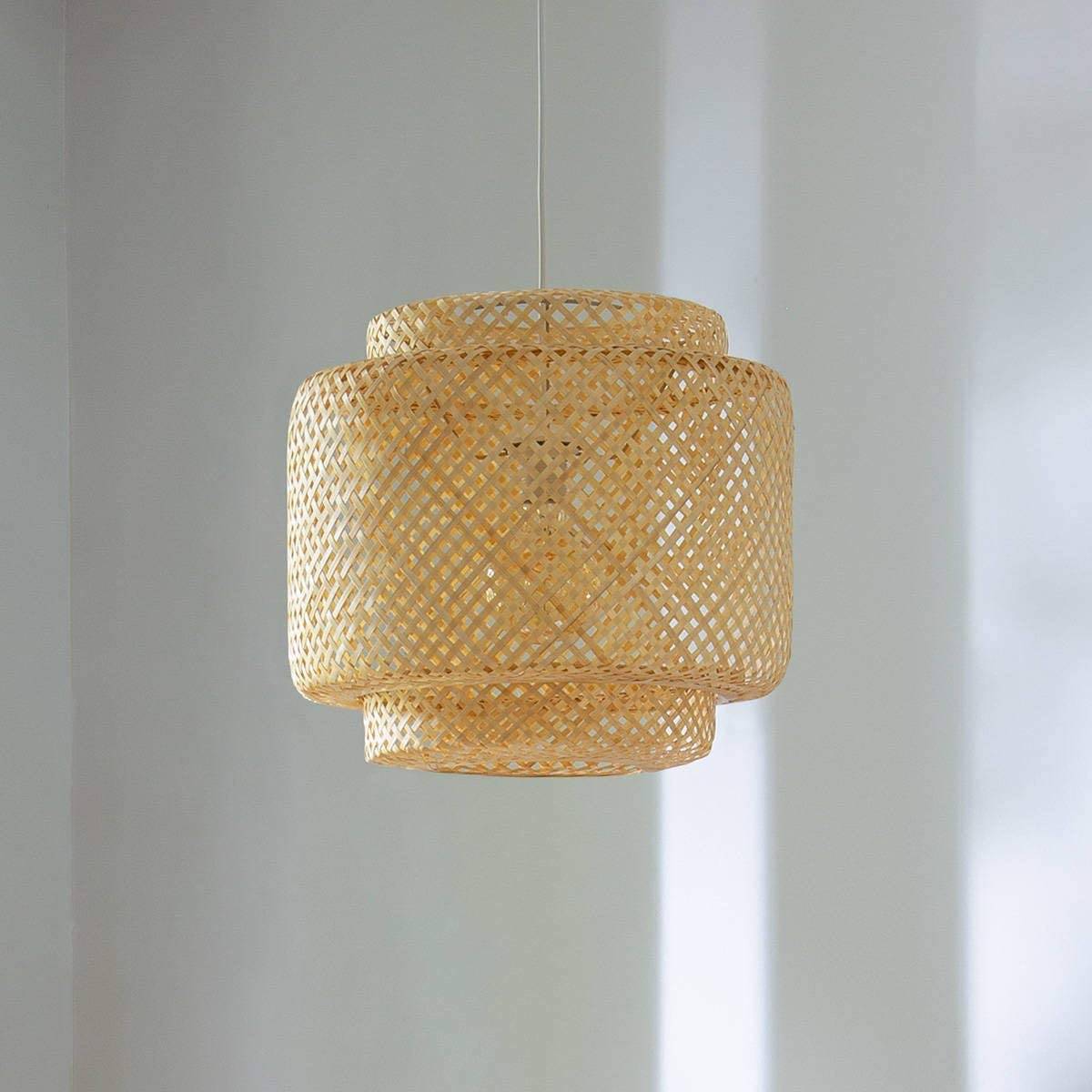 Una lámpara de techo de bambú