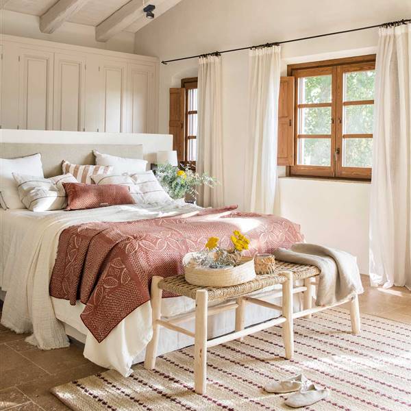 Ropa de cama, alfombra y cortinas: copia el look de estos 5 dormitorios que las combinan genial (con shopping)