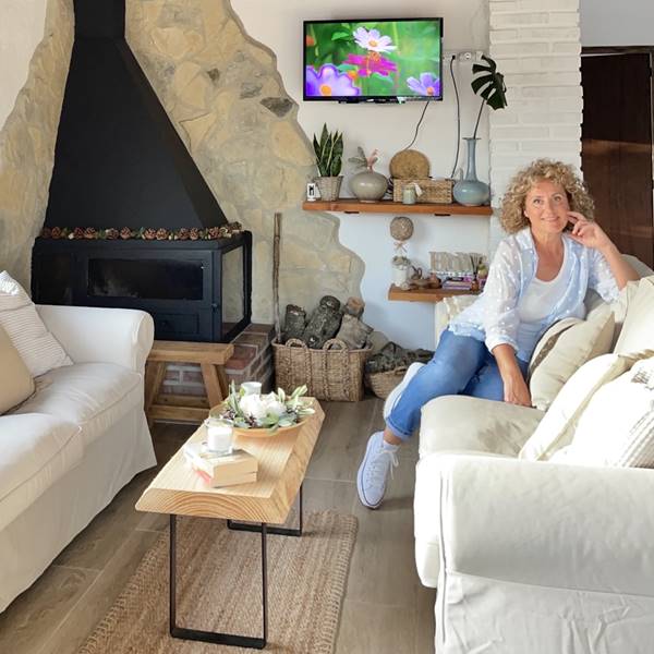 Casas de lectoras: la súper casa de campo con sofás y cocina abierta de IKEA de Gemma en un pueblo de Tarragona