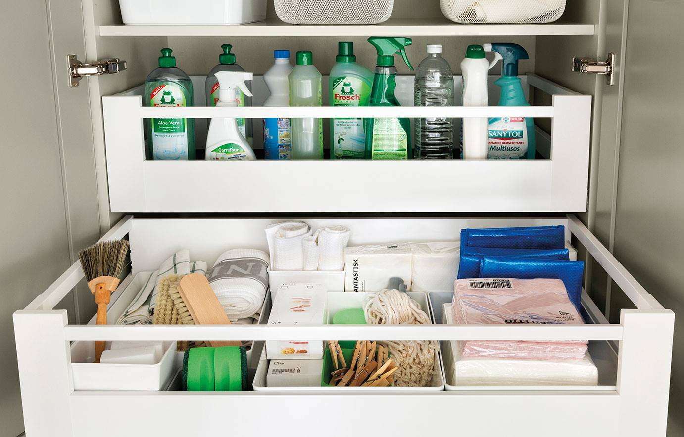 Ideas para ordenar los productos de limpieza en la cocina.