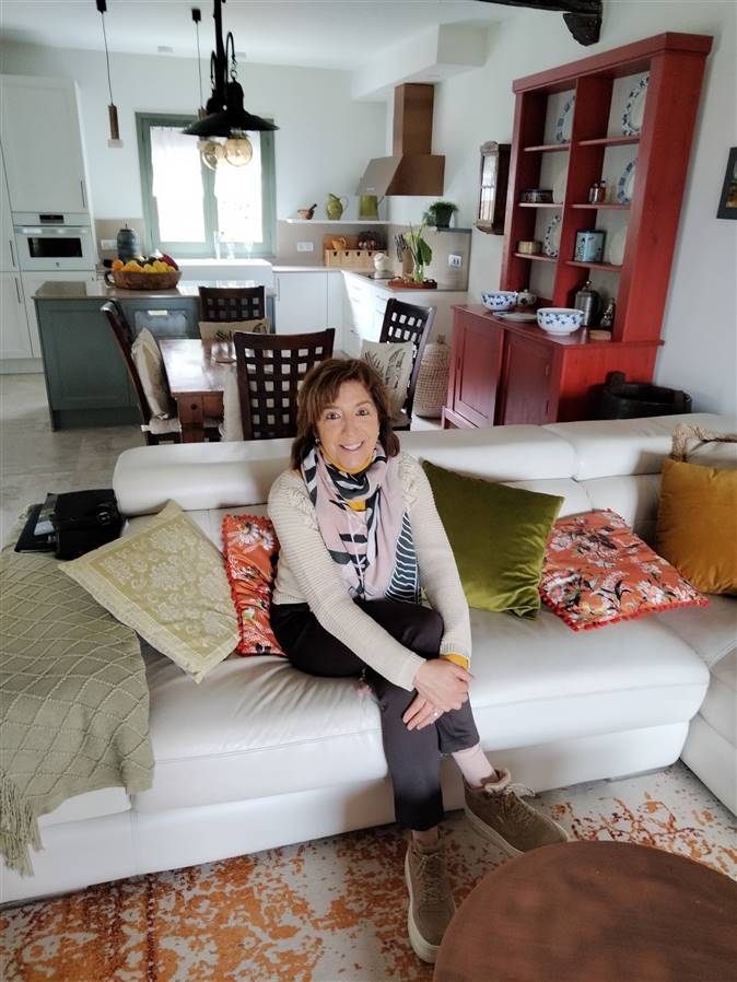 La lectora Ana Anero en su casa en Respaldiza, Álava