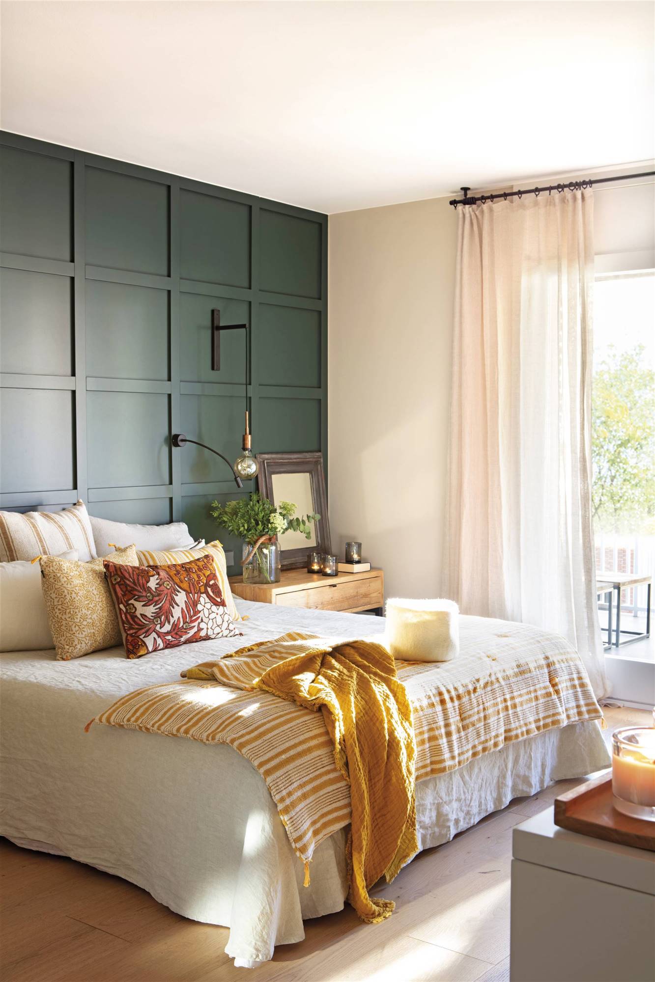 00533467 Dormitorio con cabecero de madera pintado en verde