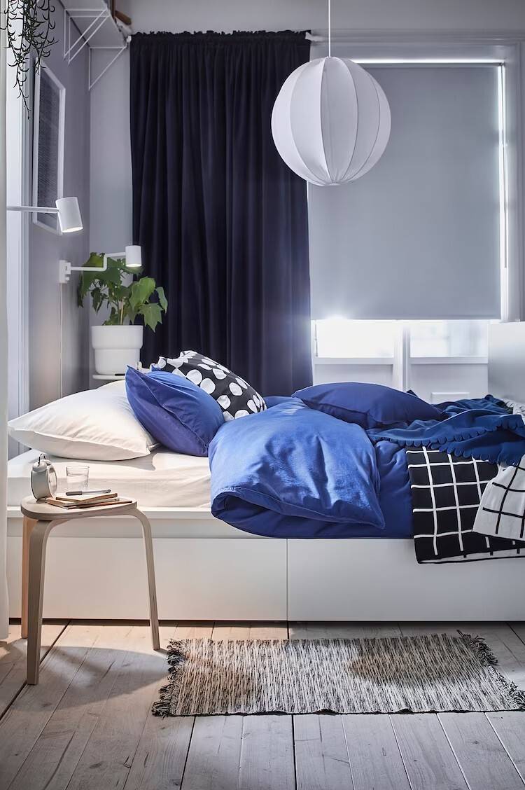 Cortinas de IKEA en azul oscuro SANELA.