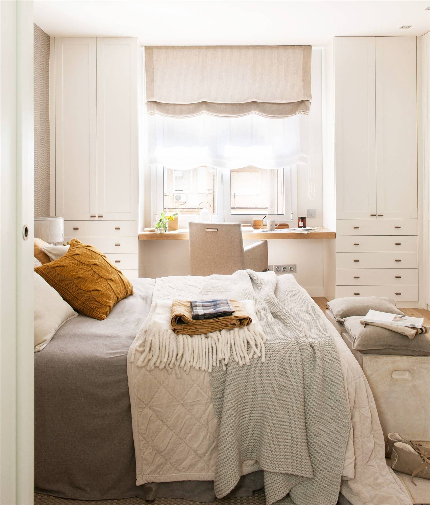 Mini despacho en un dormitorio pequeño