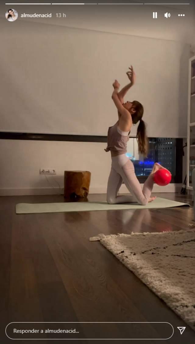 almudena-pilates. Almudena Cid practicando pilates en su nueva casa 