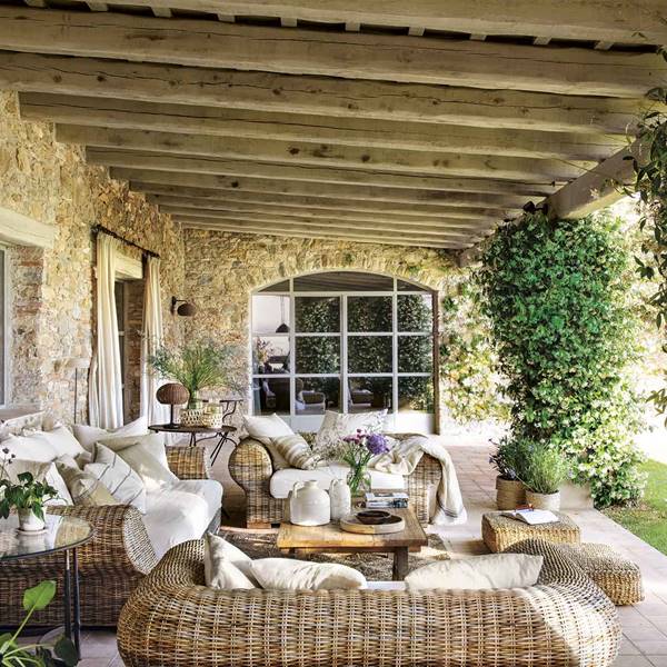 Una masía con porche y jardín con toda la inspiración de la Provenza: es la casa más bonita que vas a ver este mes  