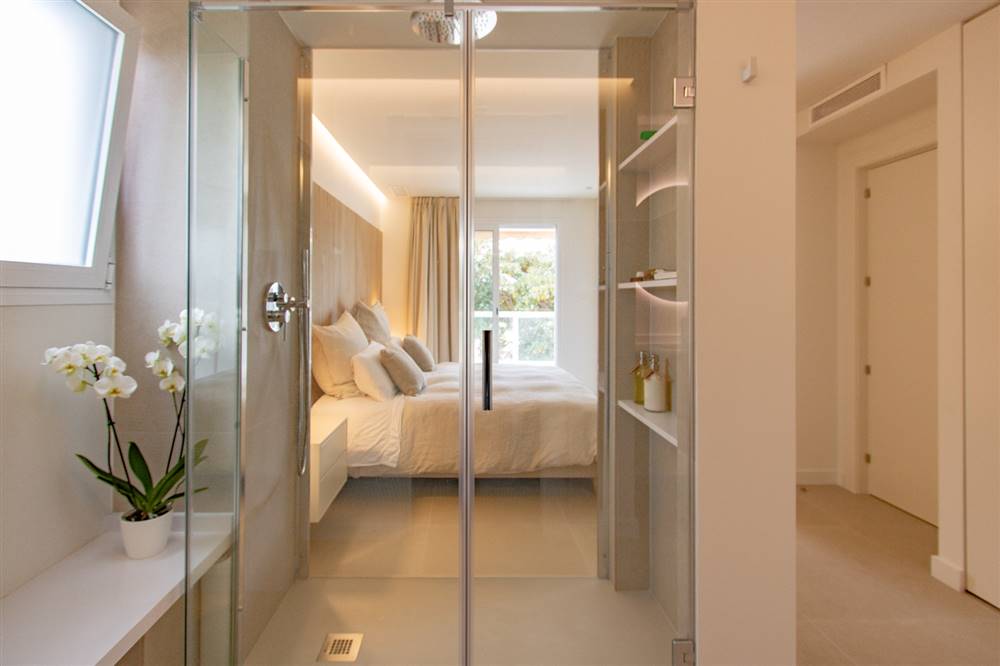 Dormitorio principal de la casa de la lectora Laura Fontan en San Juan, Alicante