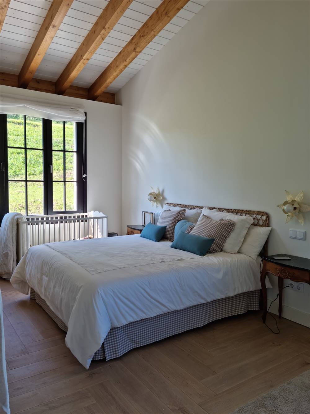 Dormitorio principal de la casa de la lectora Paloma Blanc en Asturias