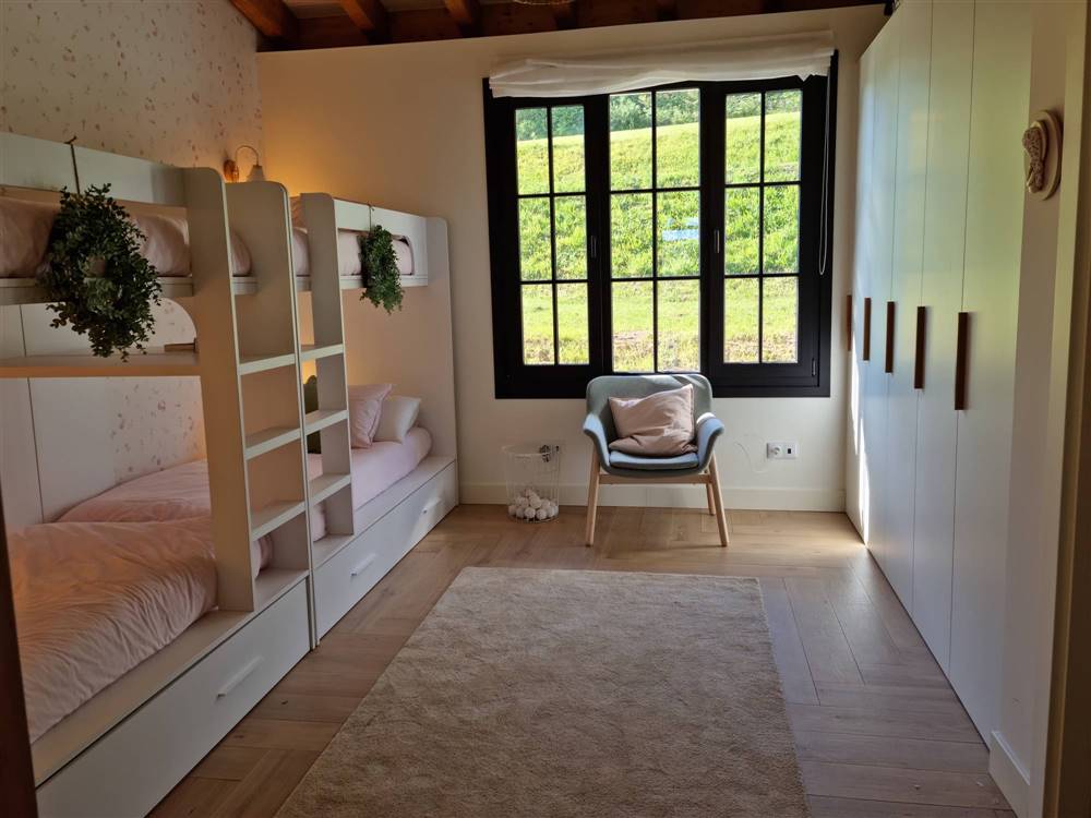Habitación de las hijas de la casa de la lectora Paloma Blanc en Asturias