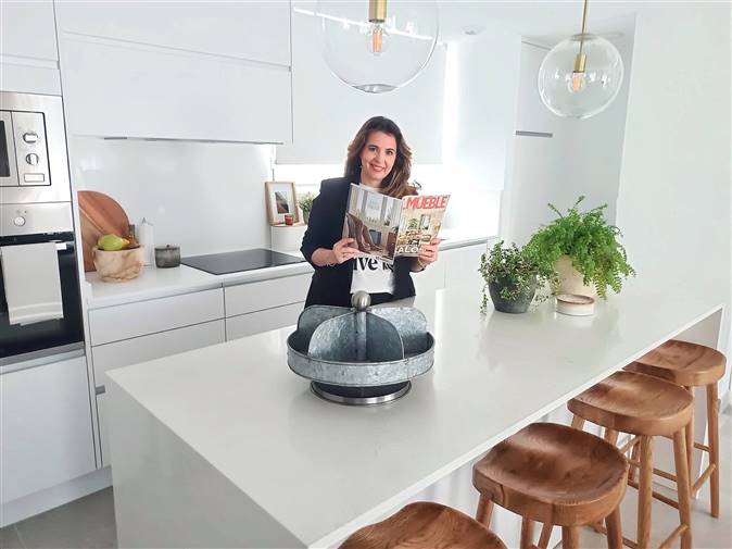 La lectora Sonia Fernández en la cocina de su casa de Sevilla