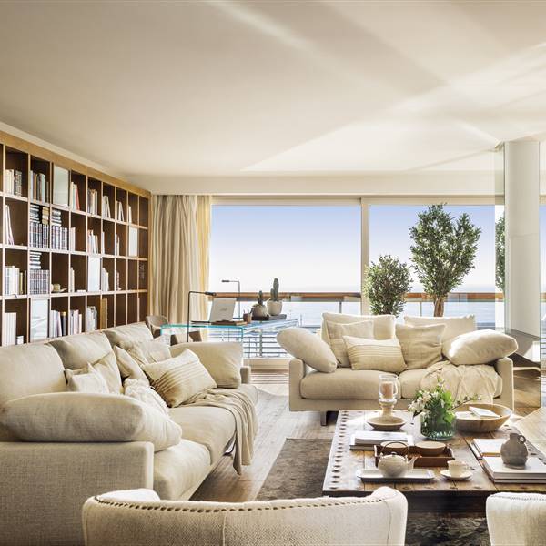 Este piso en Alicante es un mirador al Mediterráneo con toda la elegancia de una decoración en blanco