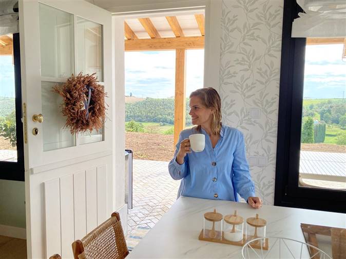 Paloma Blanc en la cocina de su casa en Asturias 