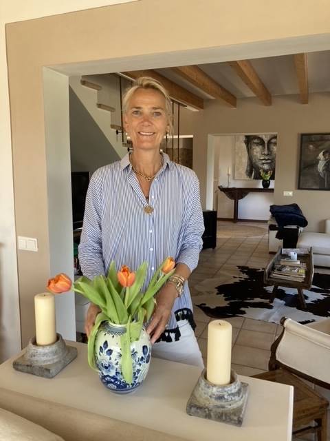 La lectora Mieke Jongert en su casa de Mallorca
