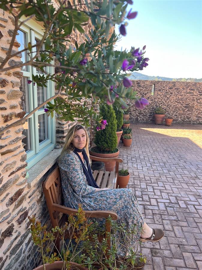 La lectora Sandra Molina en su casa en Galicia