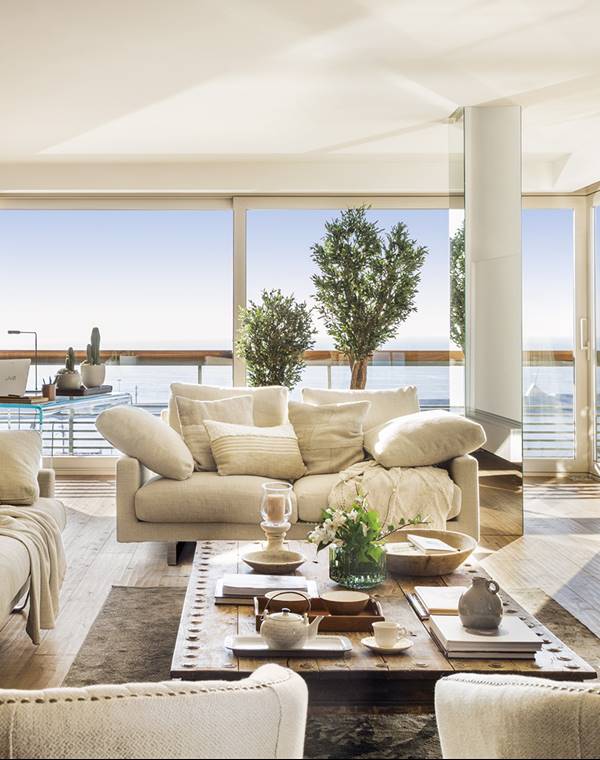 Este piso en Alicante es un mirador al Mediterráneo con toda la elegancia de una decoración en blanco